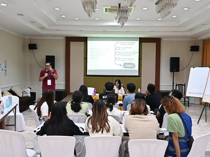 A student leading a talk at a past EARC workshop session
